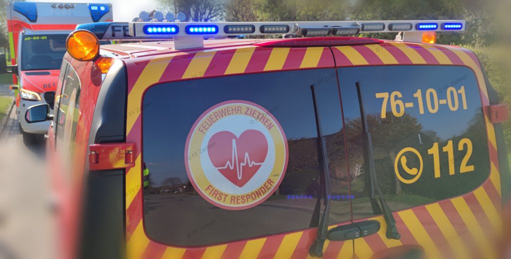 Rettungssanitäter der Feuerwehr Ziethen versorgen einen erkrankten Patienten